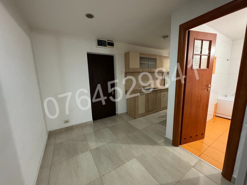 Sos. Colentina 70 vizavi de scoala 39, 3 min. Mc Donald's 200 metri Fundeni